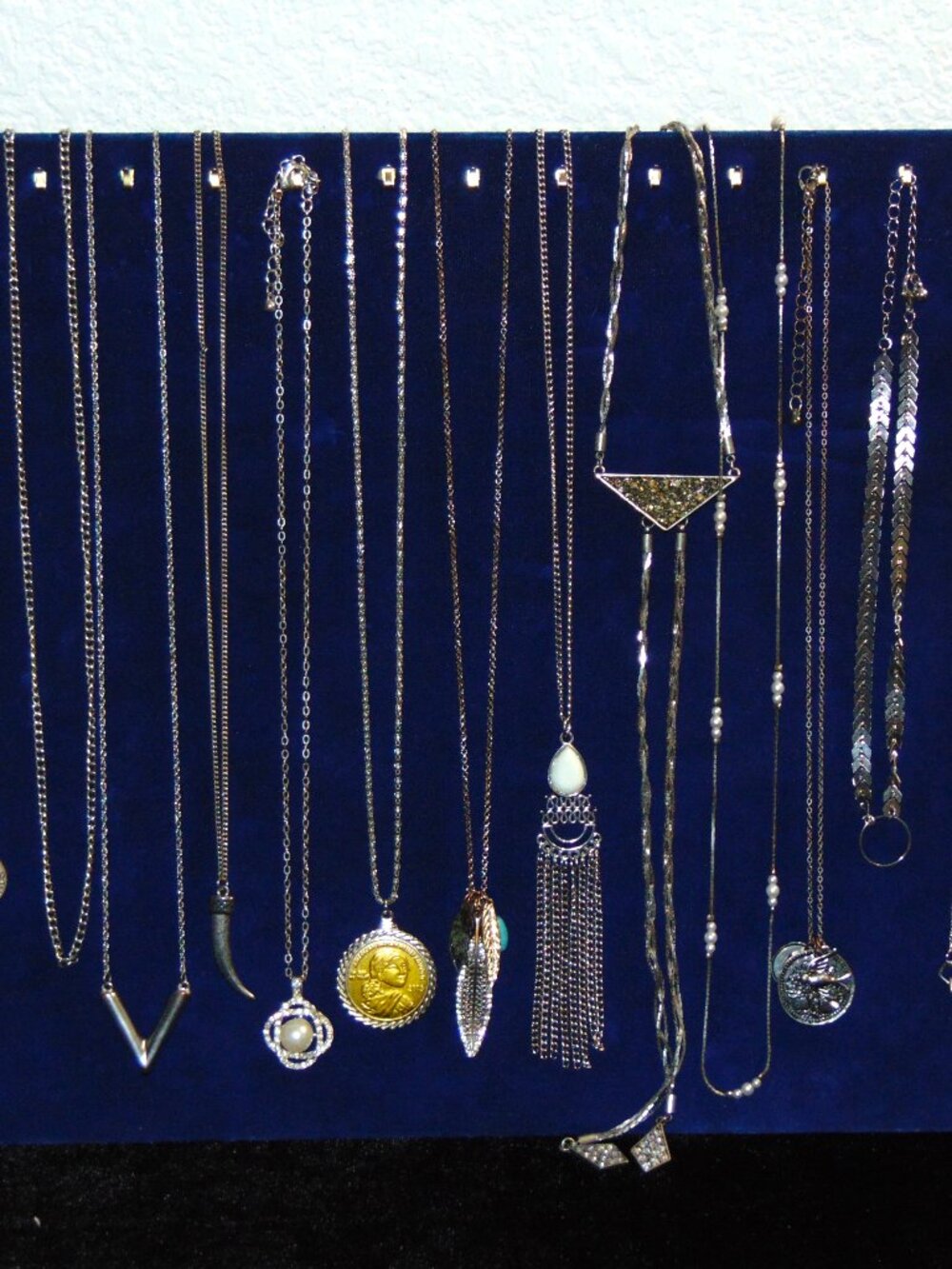Vintage & Modern Assorted Silver Tone Necklace lot- very nice!